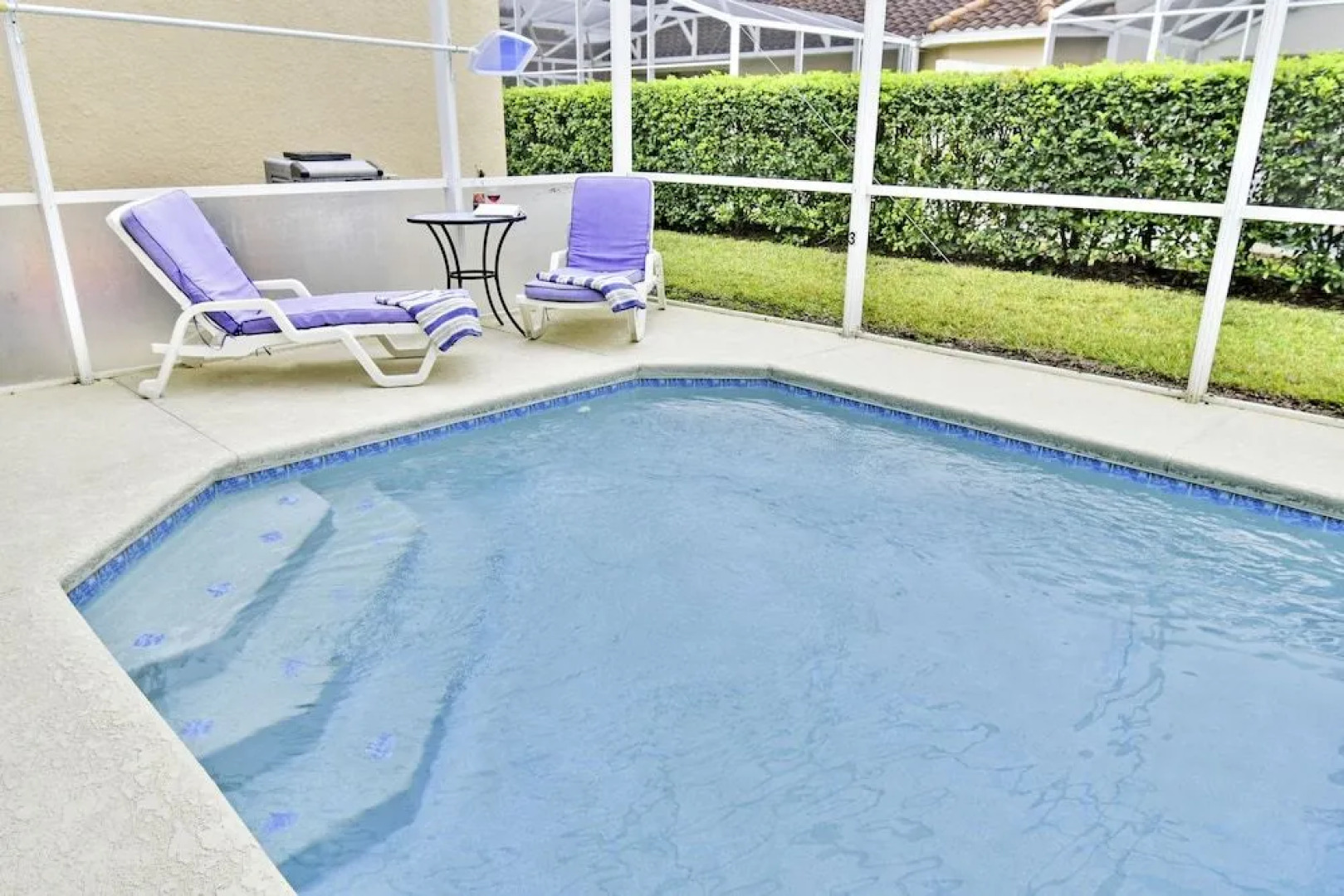 T914BD Hillside Courtyard 4 Br villa by RedAwning