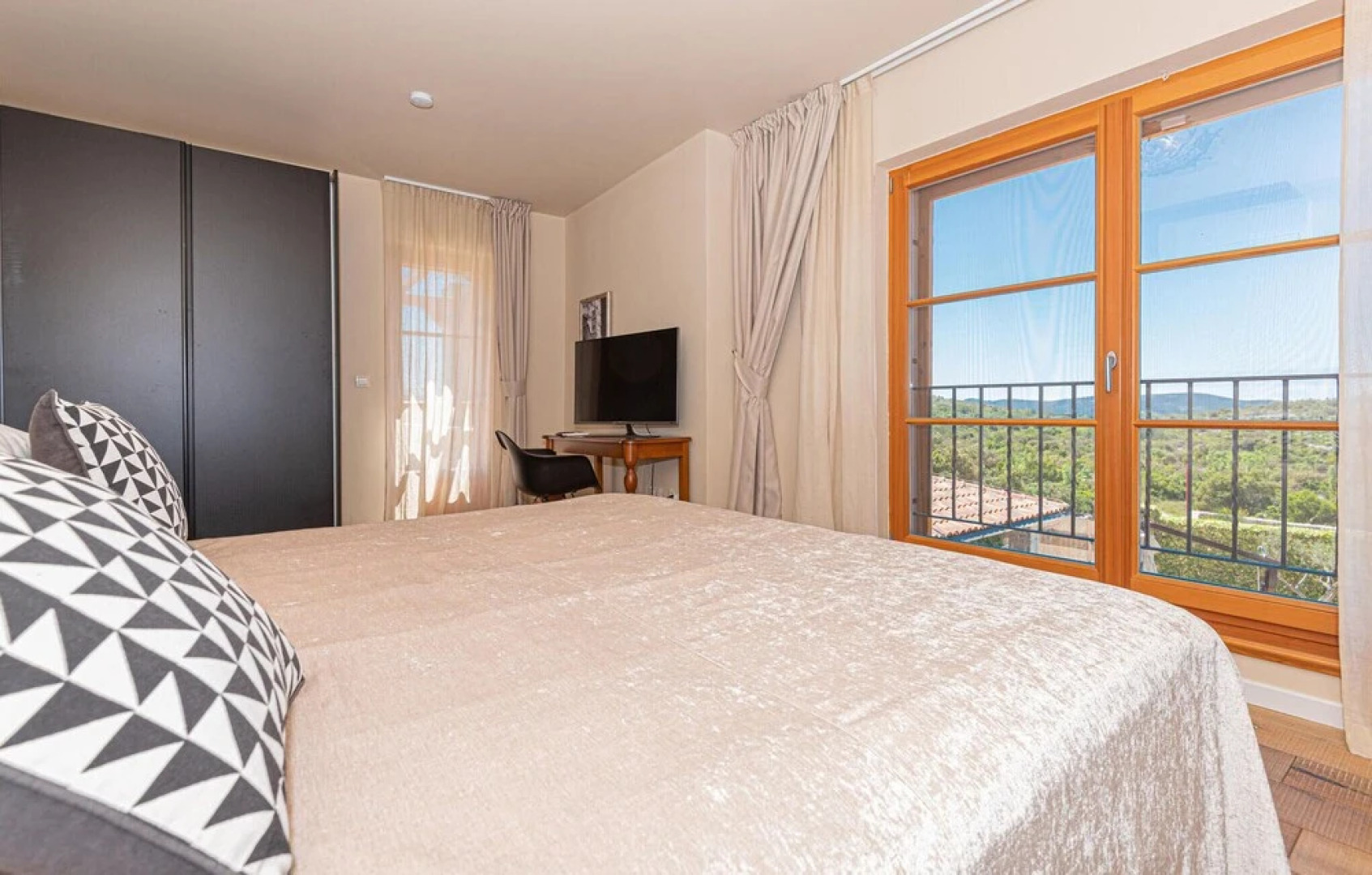 Amazing Home in Jadrija with Hot Tub, Sauna & 4 Bedrooms