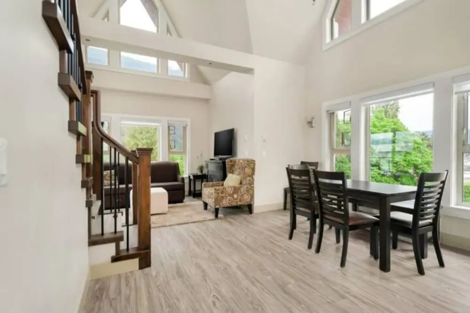 3BR Lakeside Dream Penthouse