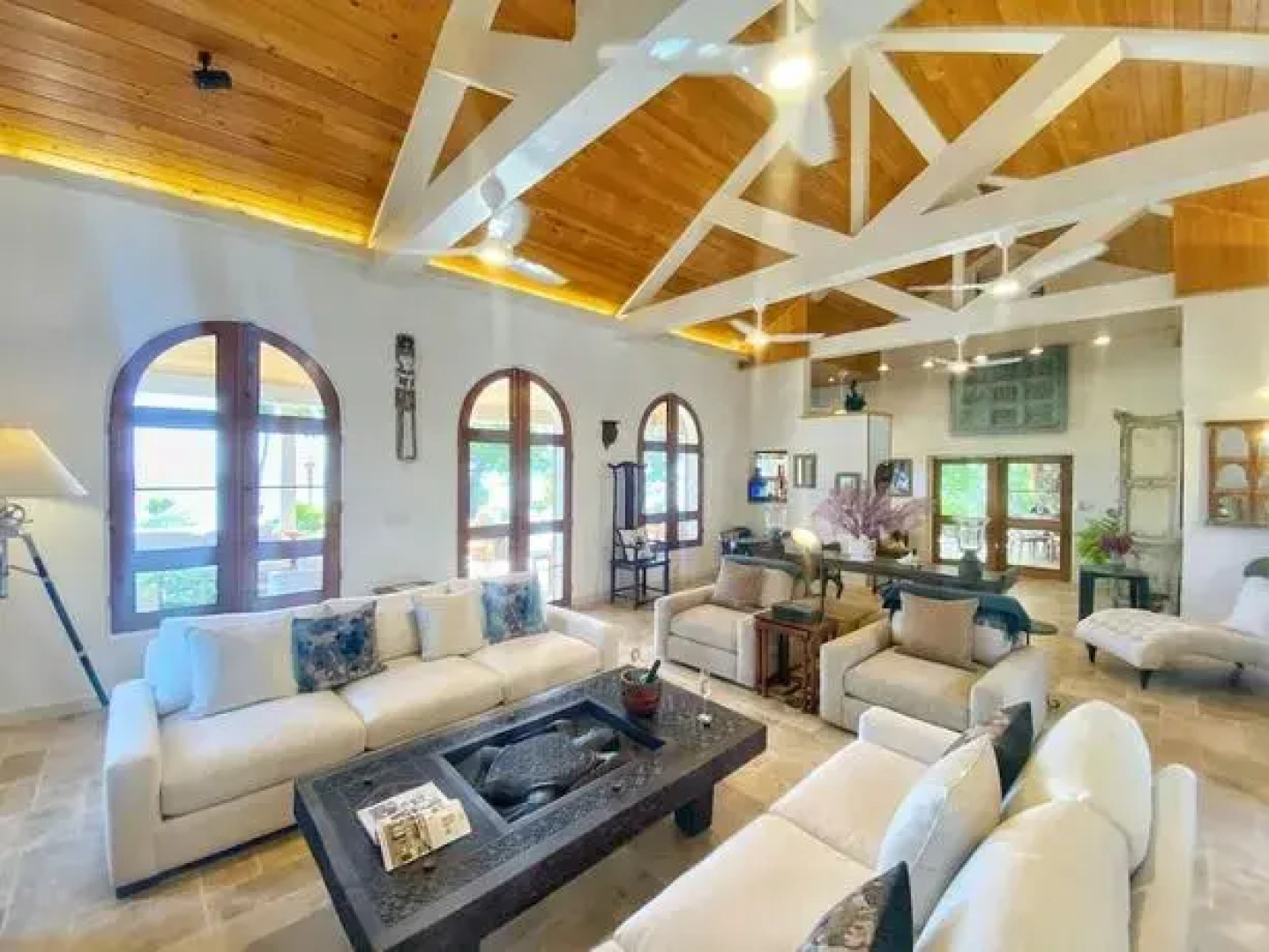 Luxury 7BR Waterfront Villa w Instaviews Boat