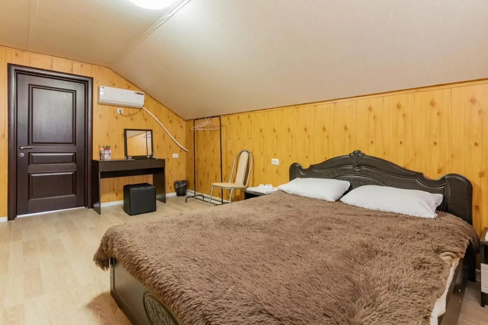 West House (Вест Хаус) с бассейном и сауной