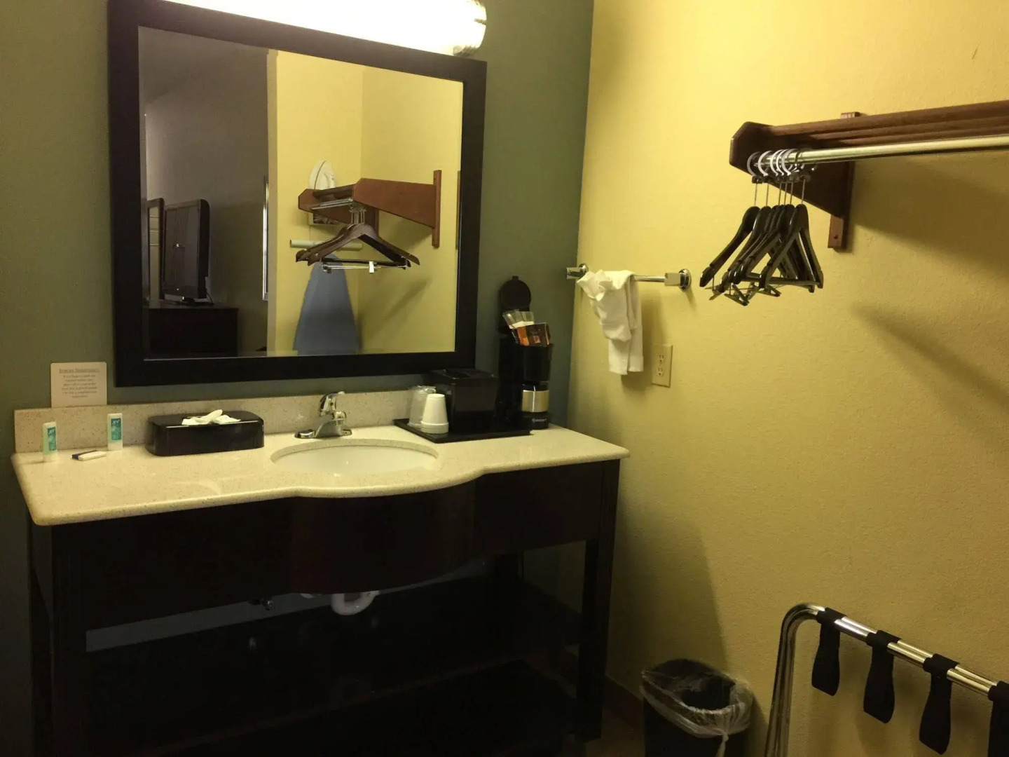 Pearsall Inn & Suites