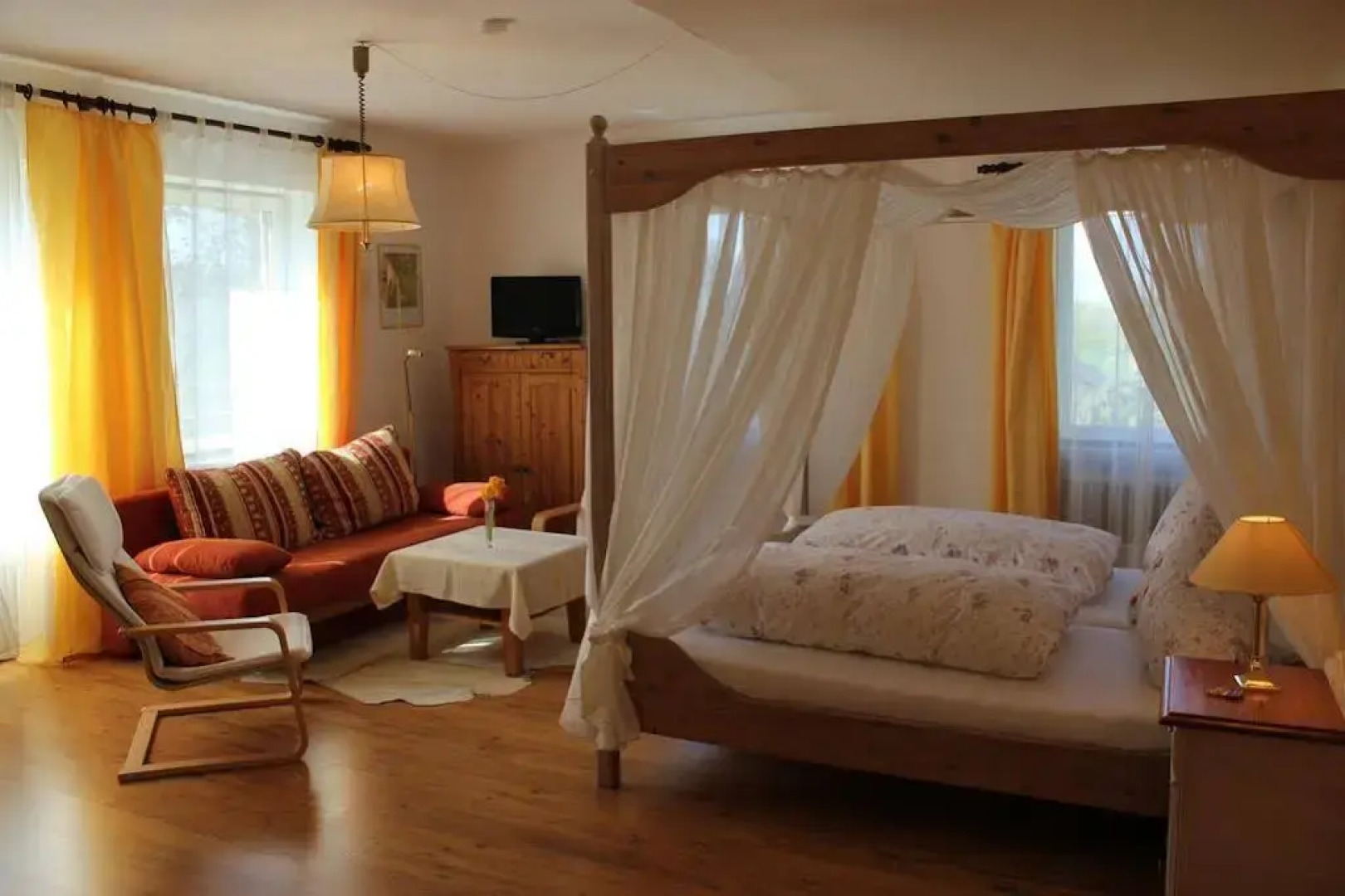 Landhaus vor Burg Eltz