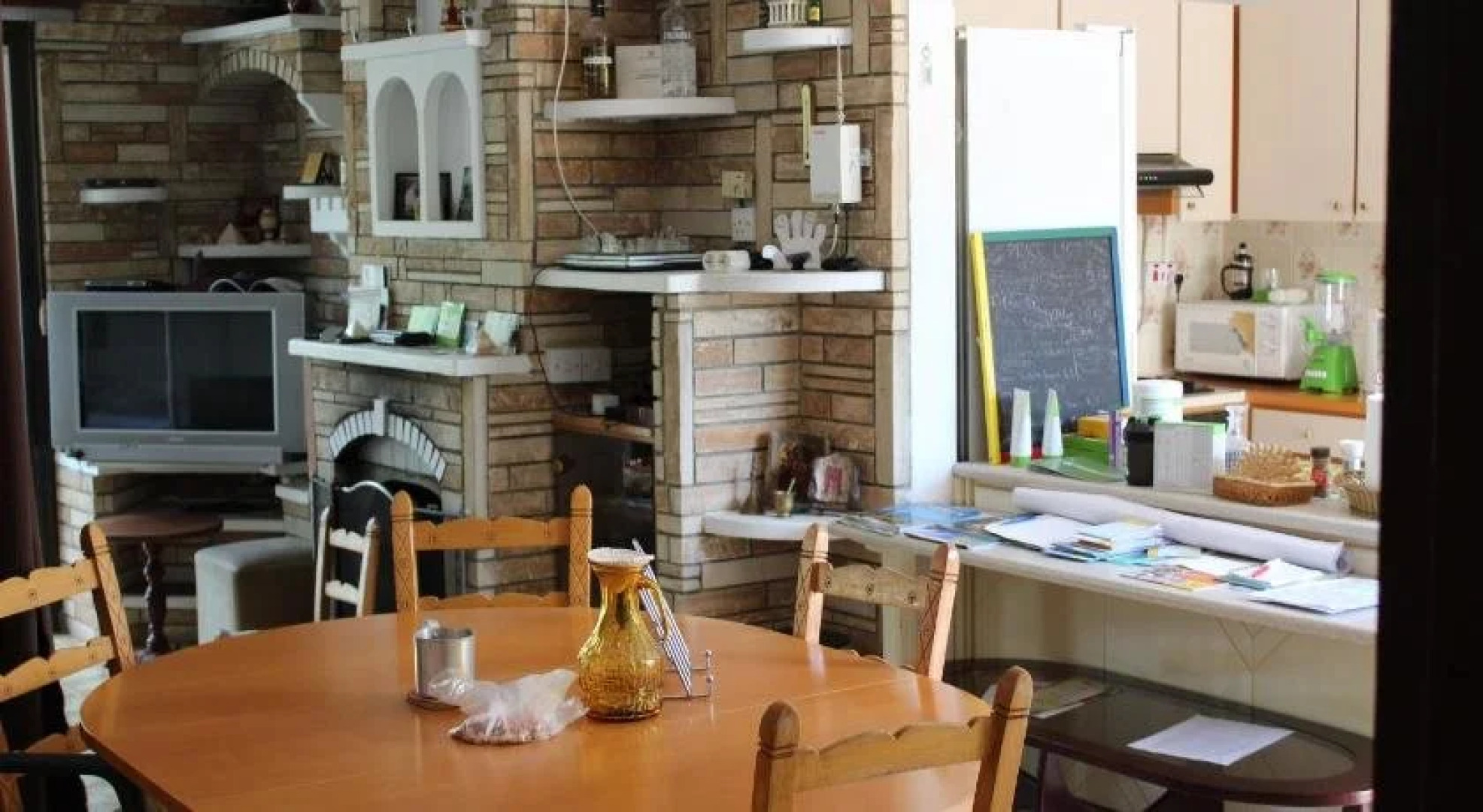 Costas Hostel Action