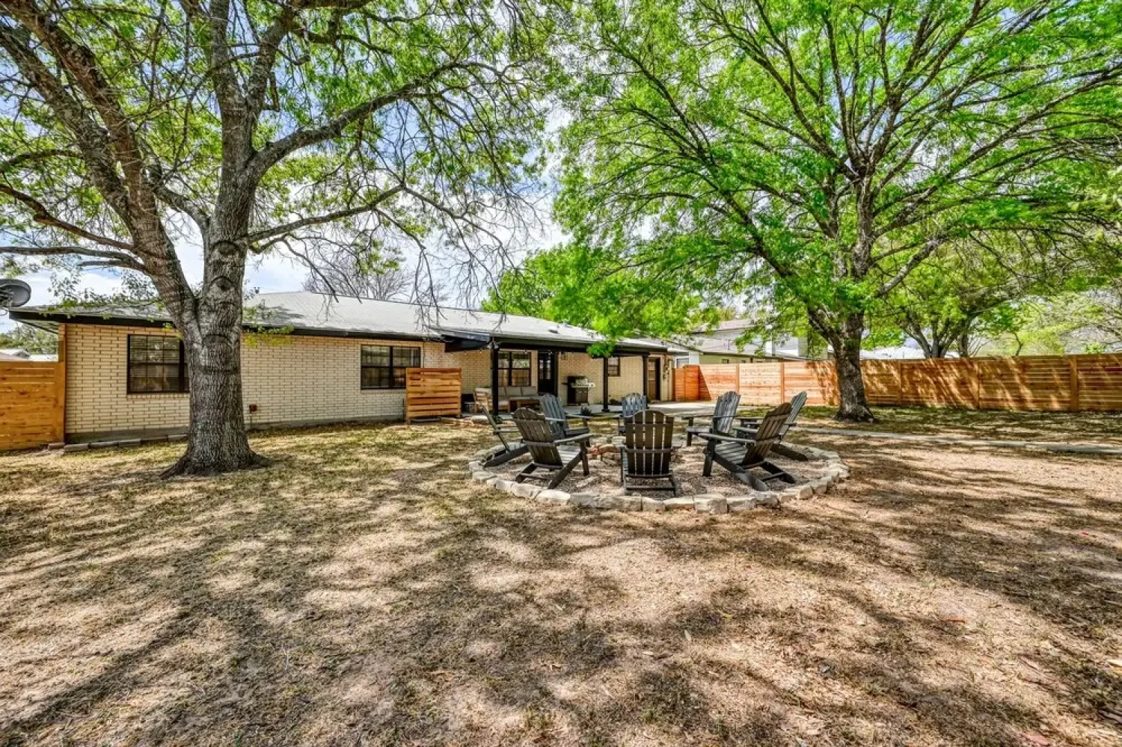 Modern Luxurious Home Near Main W/hot Tub-firepit!