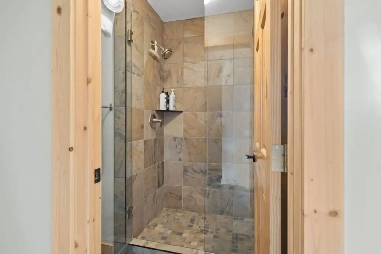 SPACIOUS 3,000 sq2 Luxury Home | PRIVATE Pool & Hot Tub | STEPS to Kinsmen Beach