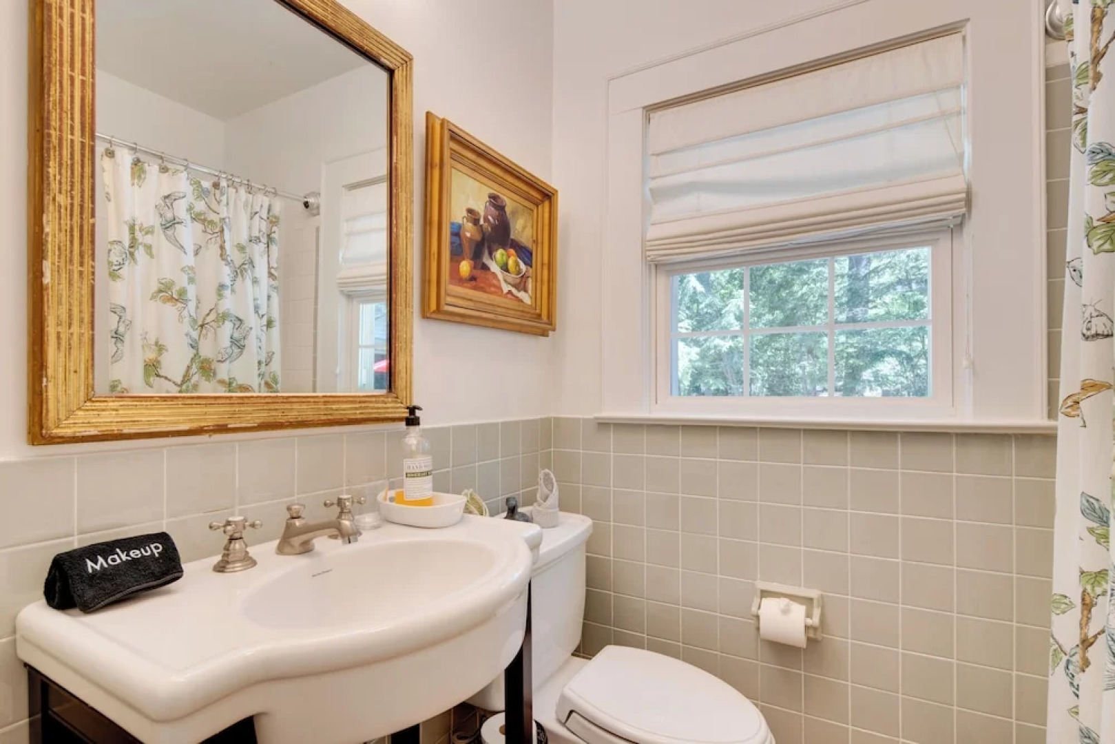 7 Mi to The Biltmore: 'Le Canard' Cottage w/ Porch