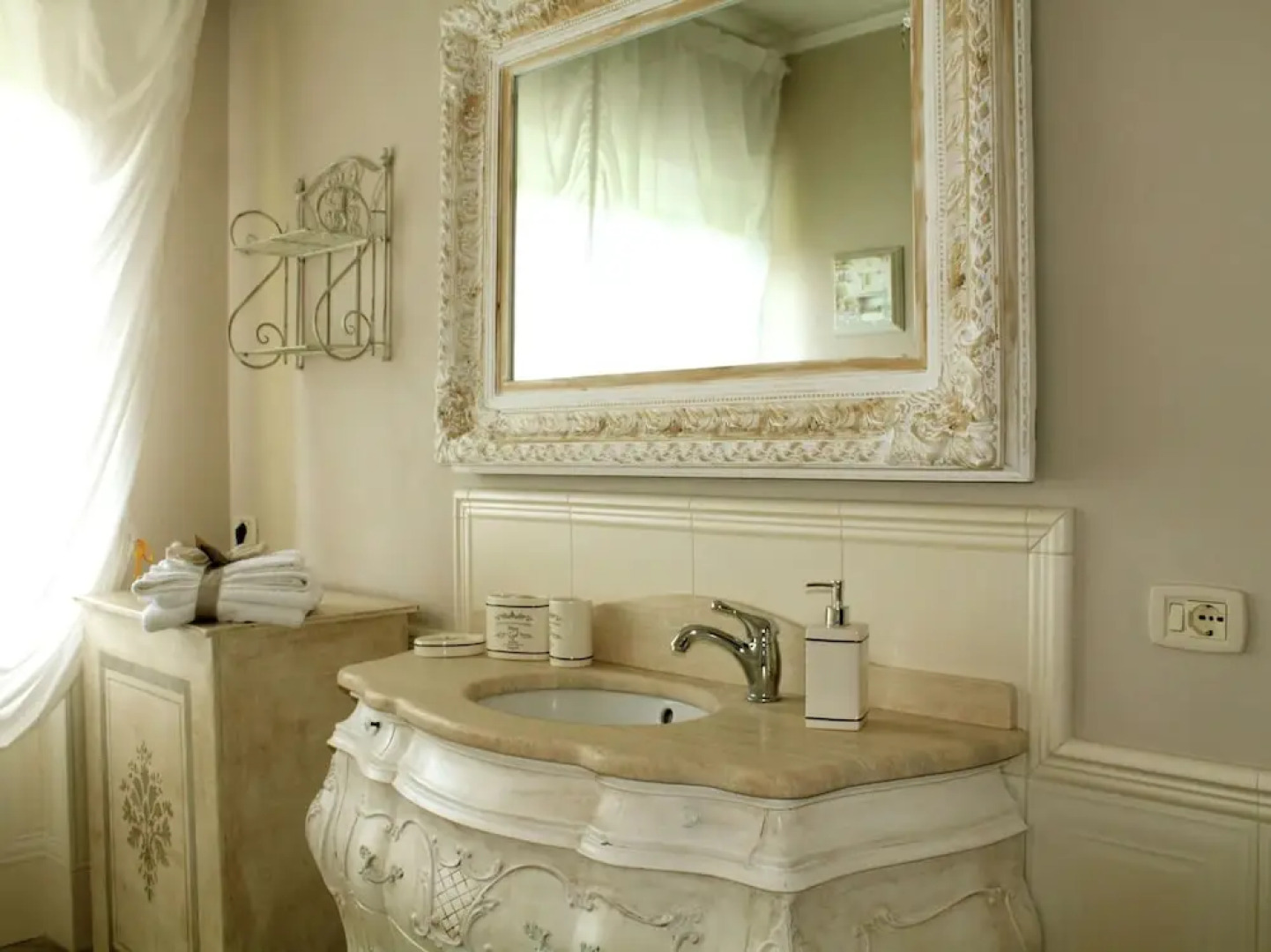 Villa in Montecarlo With Pool and Scenic Views