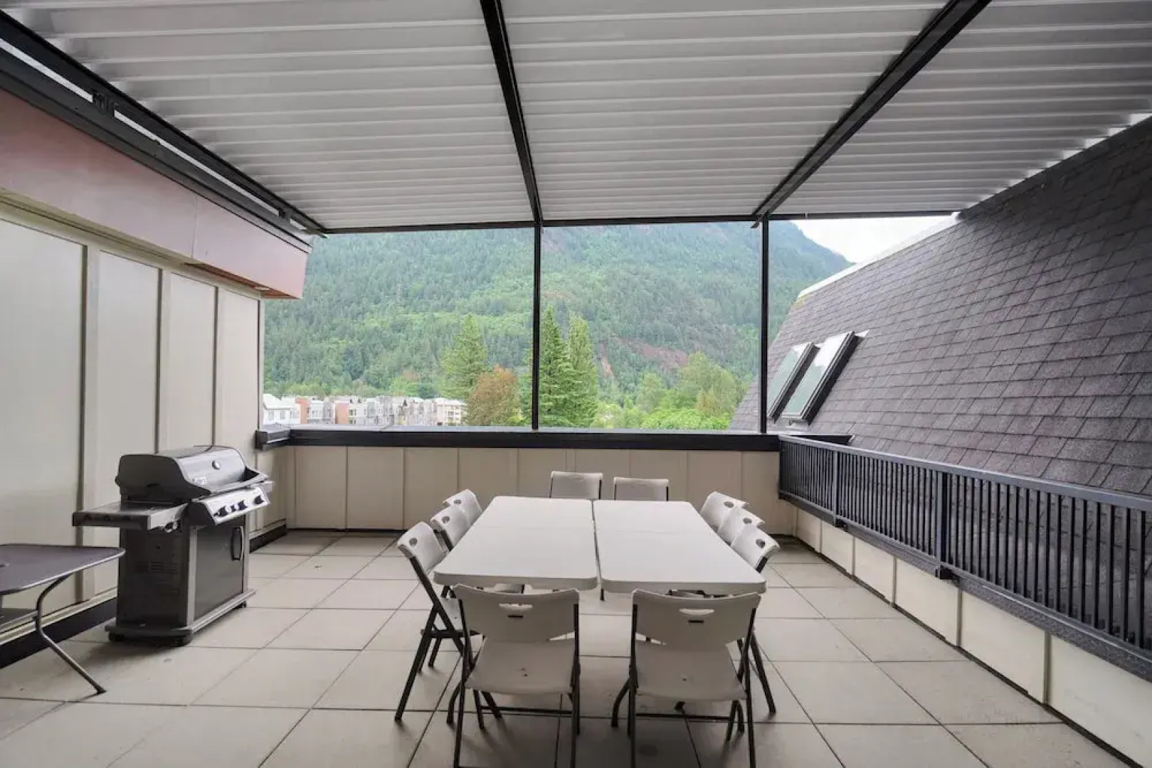 Rooftop Paradise Luxe 2BR  Lake Views