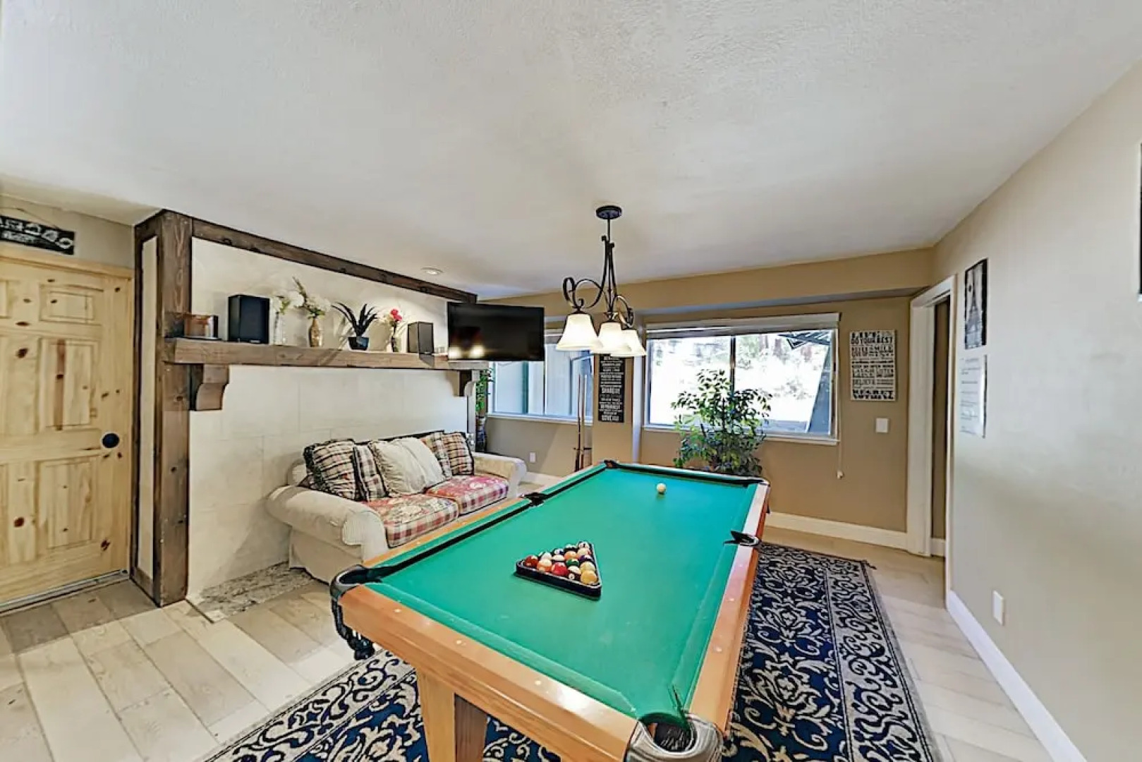 Expansive 7br W/ Hot Tub & Game Room 7 Bedroom Home