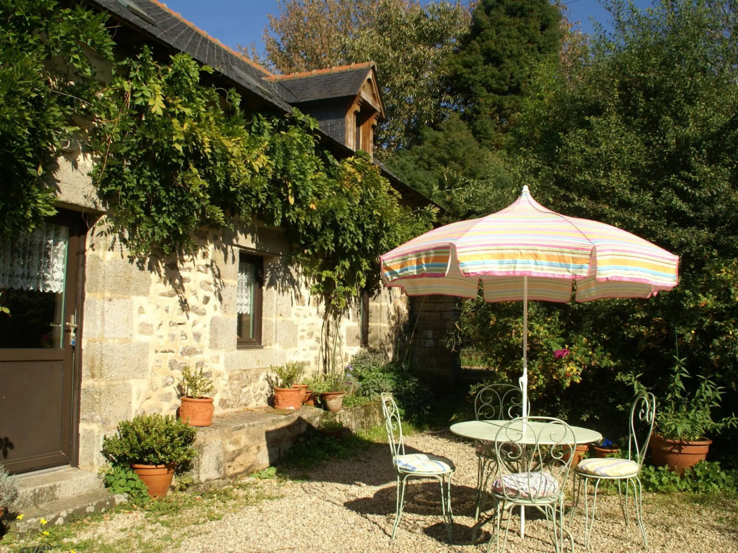 Cosy holiday home with terrace and garden near Quimperlé.