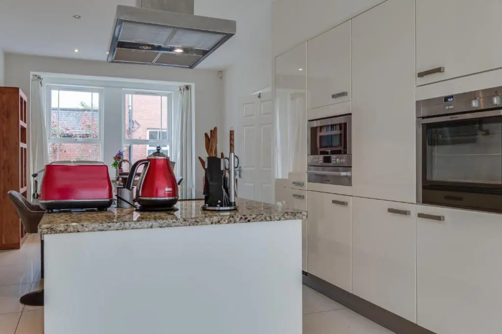 Modern, luxury suites with private bathrooms close to city centre