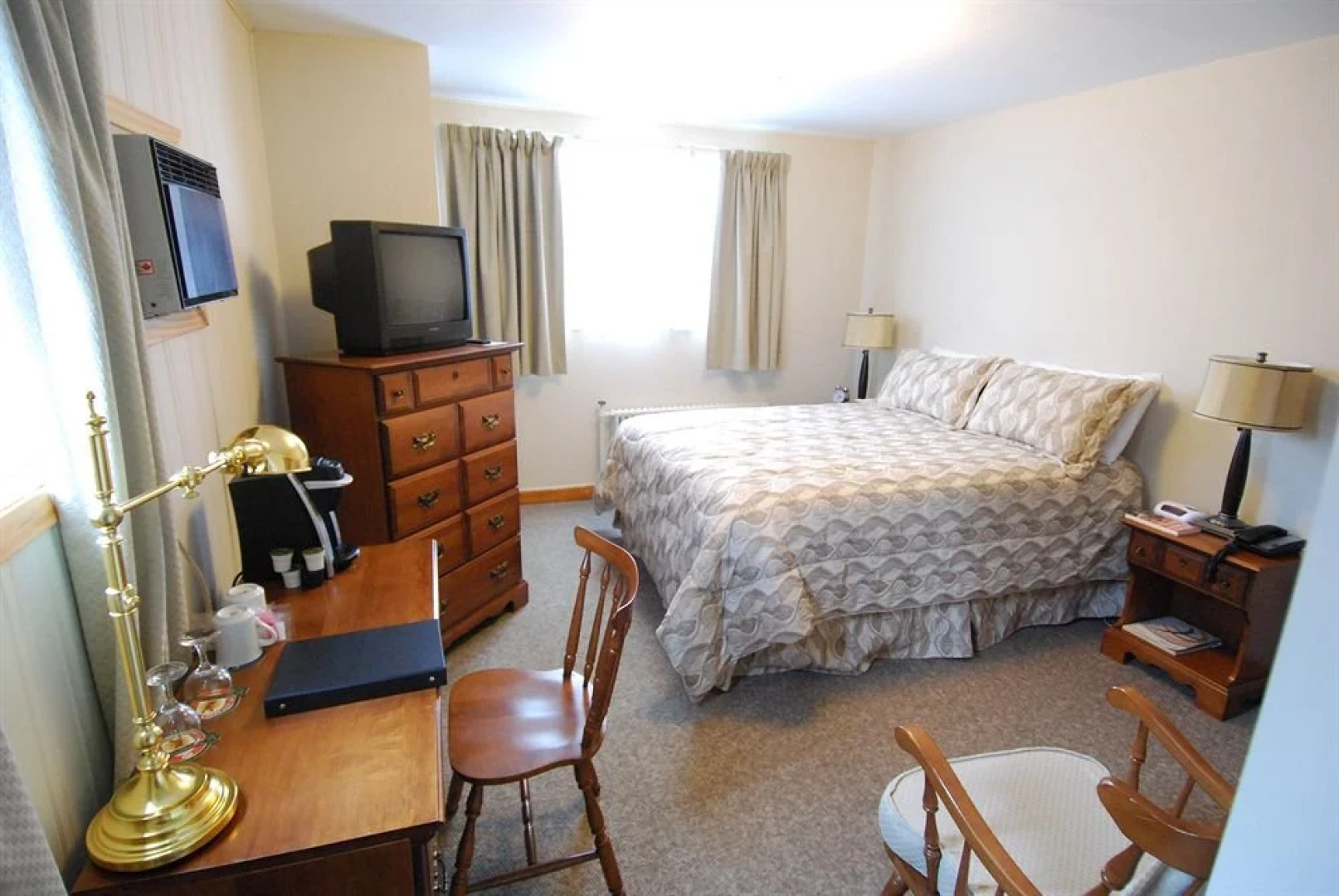 Loyalist Inn & Suites