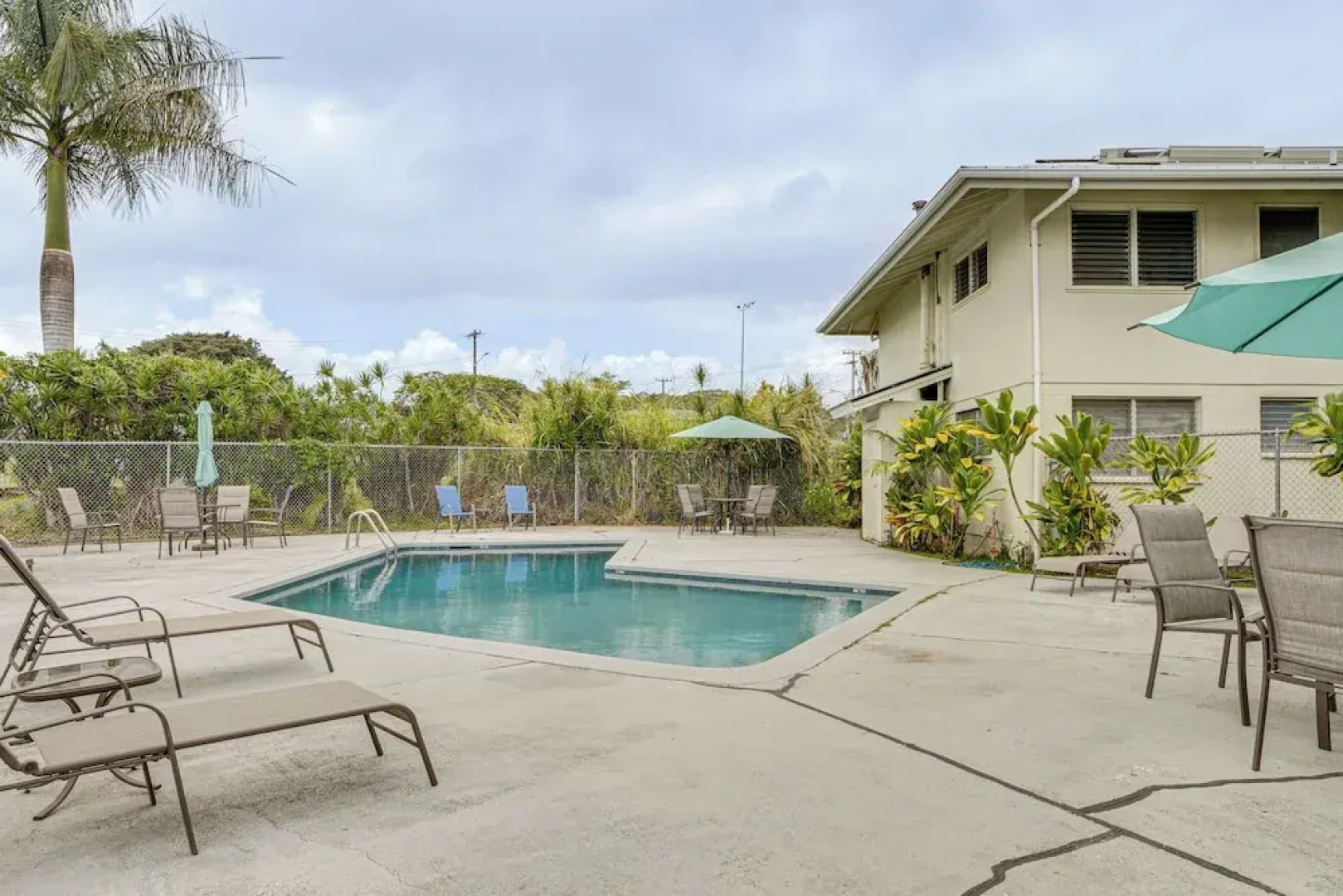 Hilo Apartment w/ Lanai - 2 Mi to Beaches!