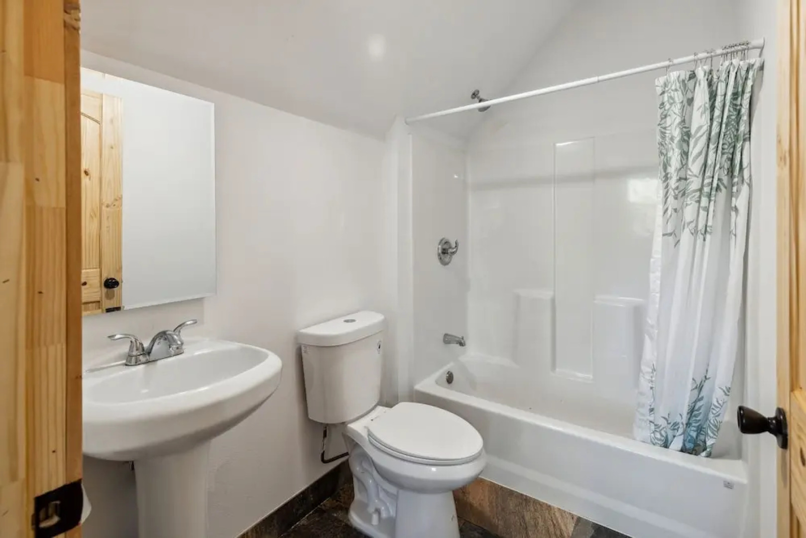 Tranquil Pine Mountain Retreat 3 Bedroom Cabin by RedAwning