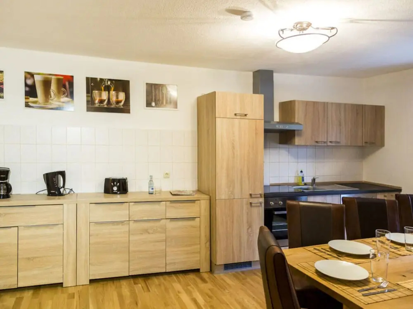 Courtyard View - Manor by the Lake