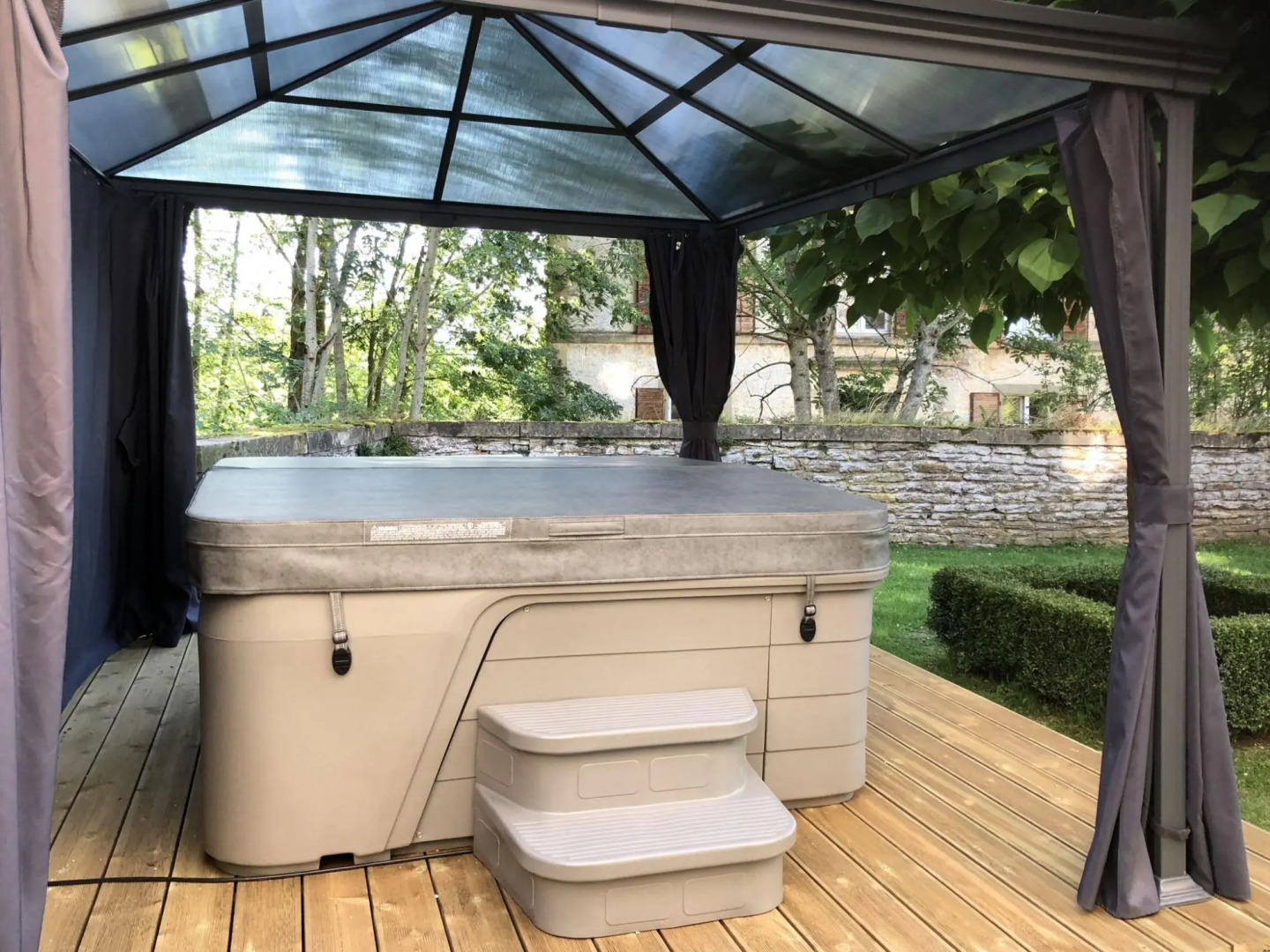 Unique Holiday Home in Virton With Jacuzzi