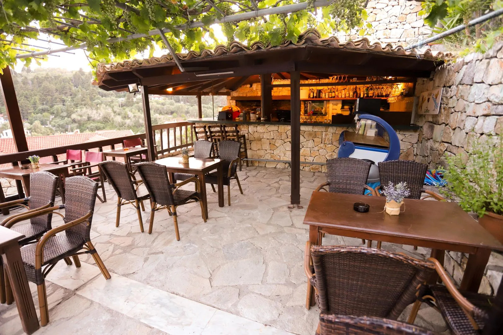 Bastas Hotel & Studios