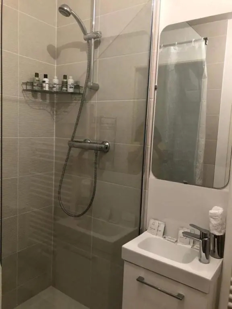 Apartment in Paris Suburb, 15 minutes to center.