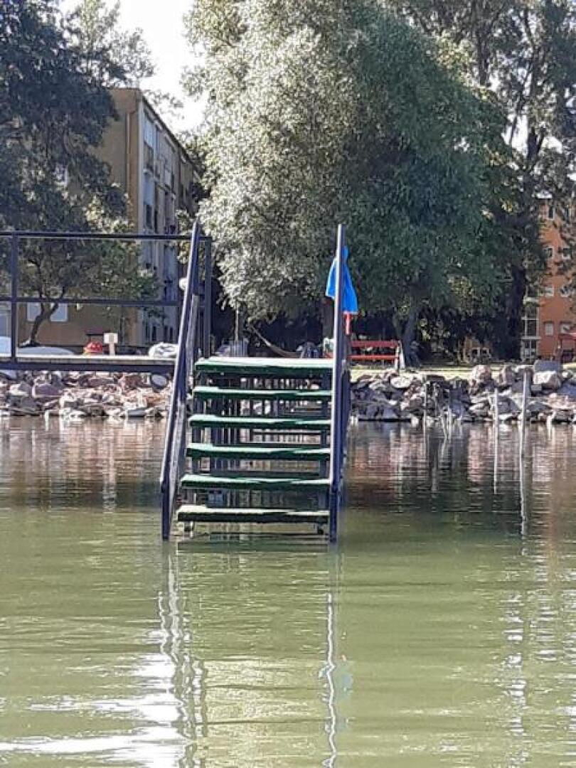 Vízparti gyermekbarát teljesen felújított Apartman, őrzött, saját strand, parkoló, étterem