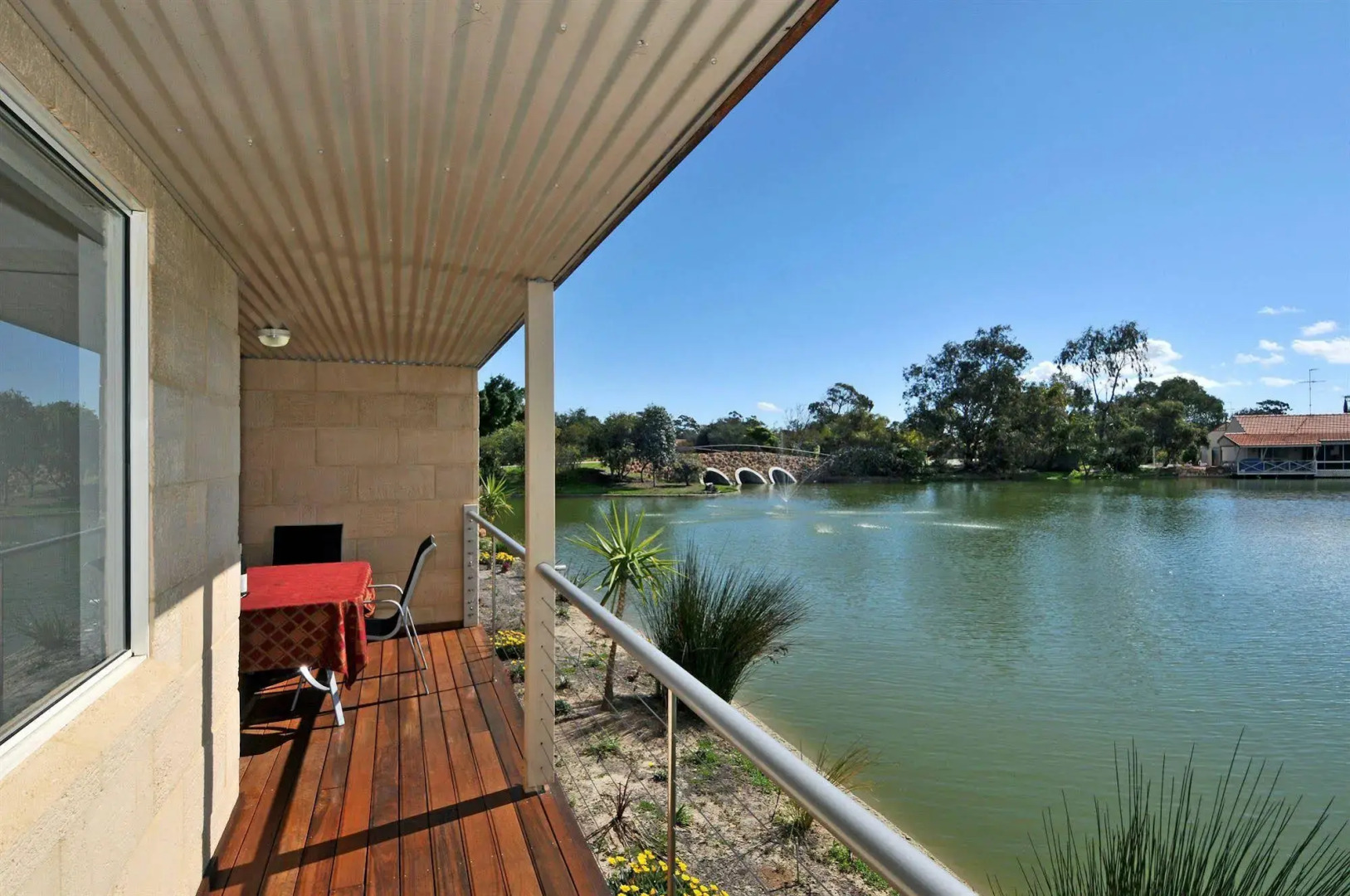 Lakeside Holiday Apartments