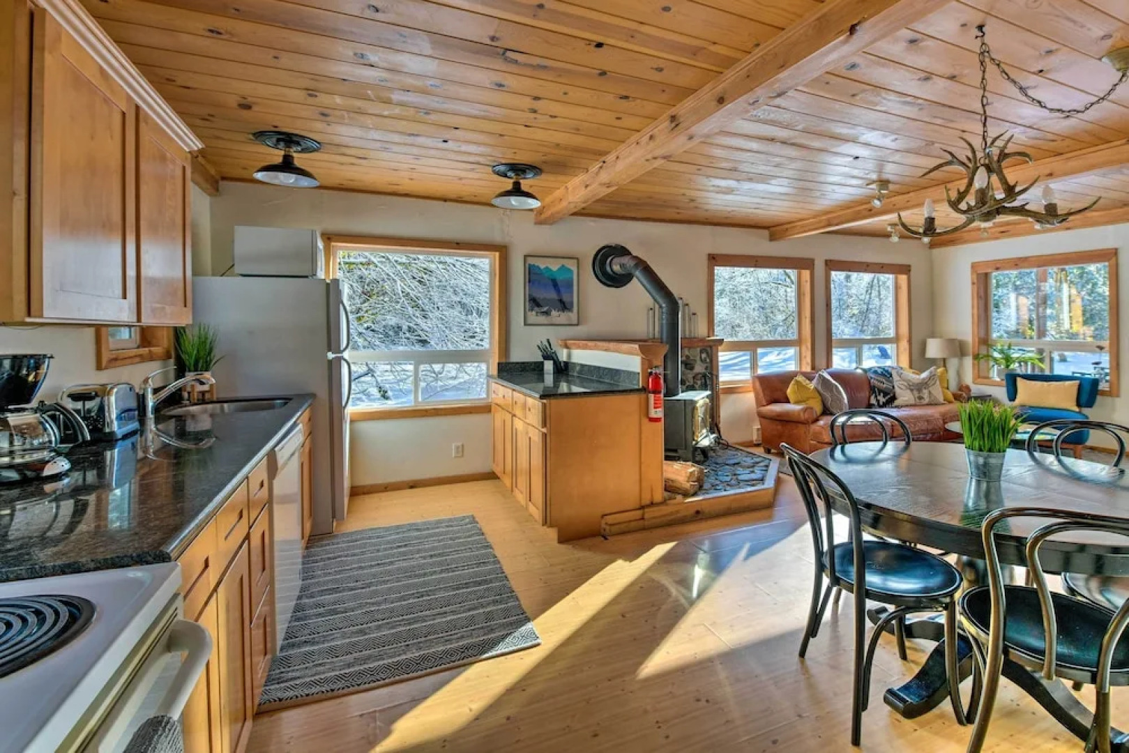 Mysty Mountain Cabin on River: Near Stevens Pass!