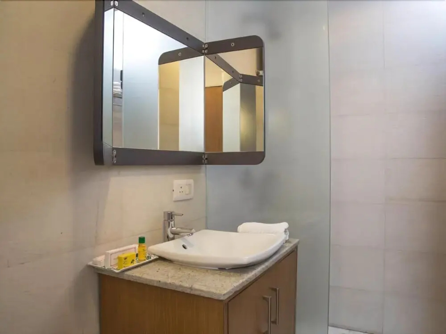 First Star HUDA Metro by FabHotel