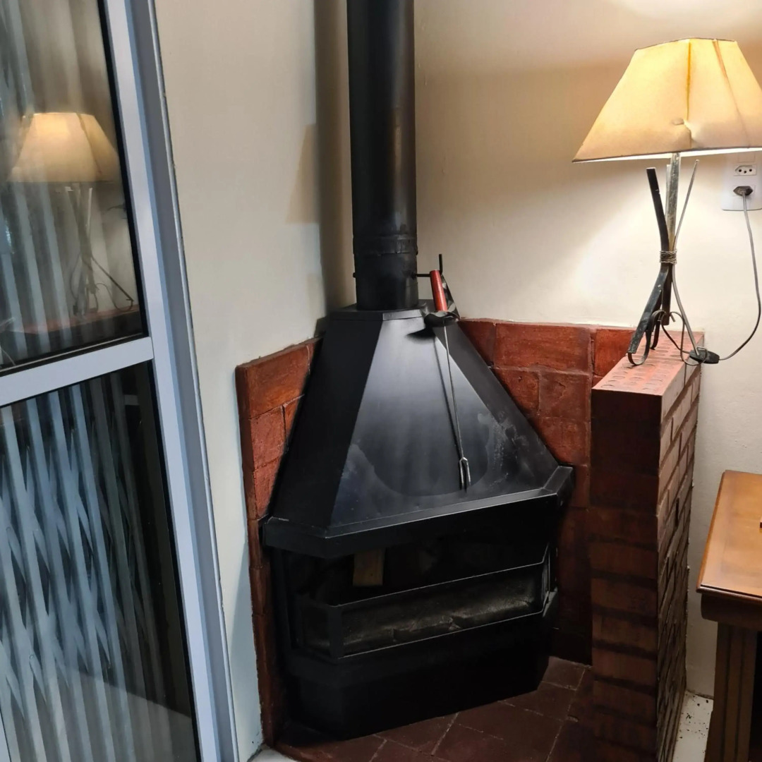 Kitnet casal e apartamento com lareira e vista jardim