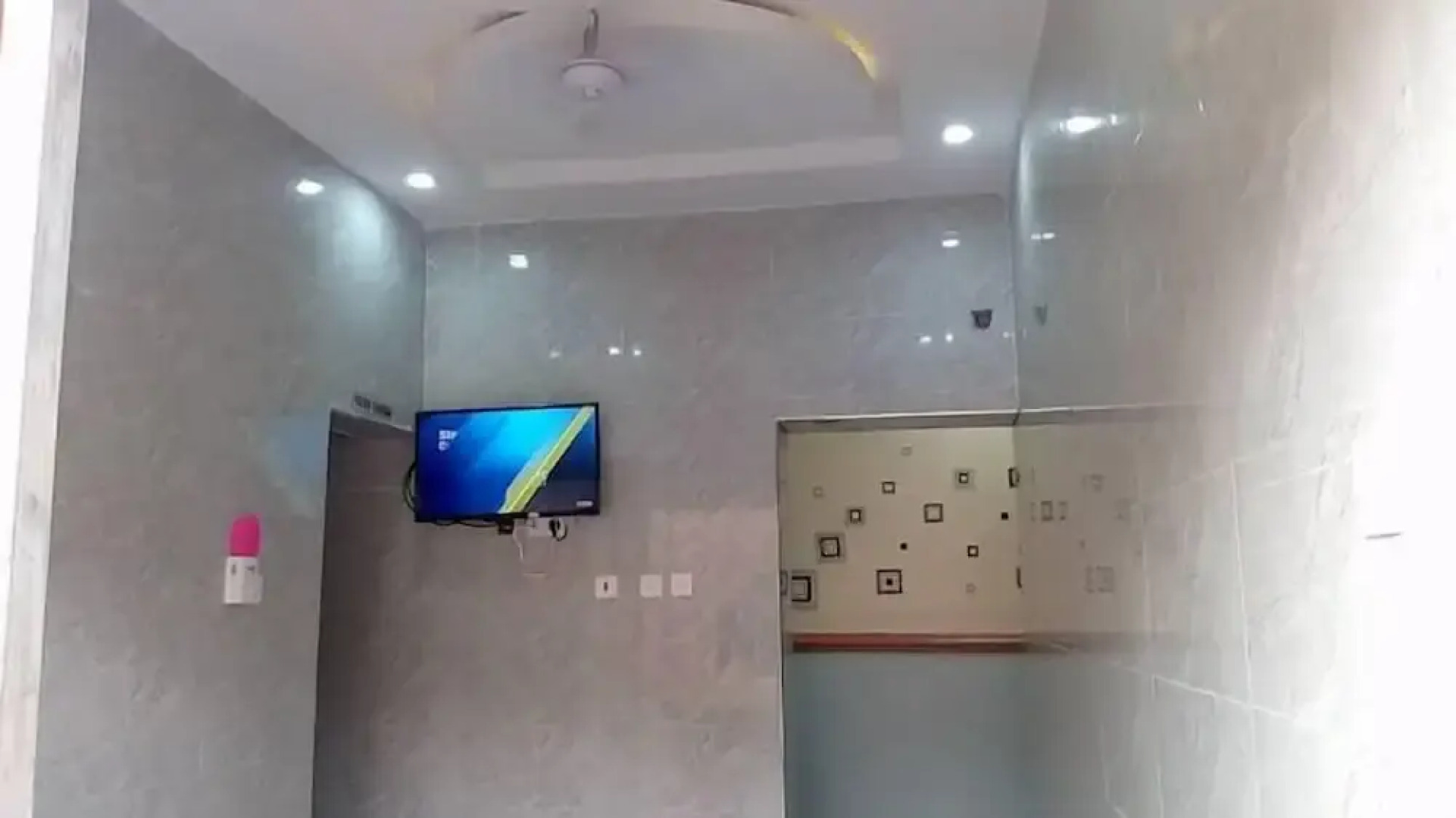 De City Hotel and Resort