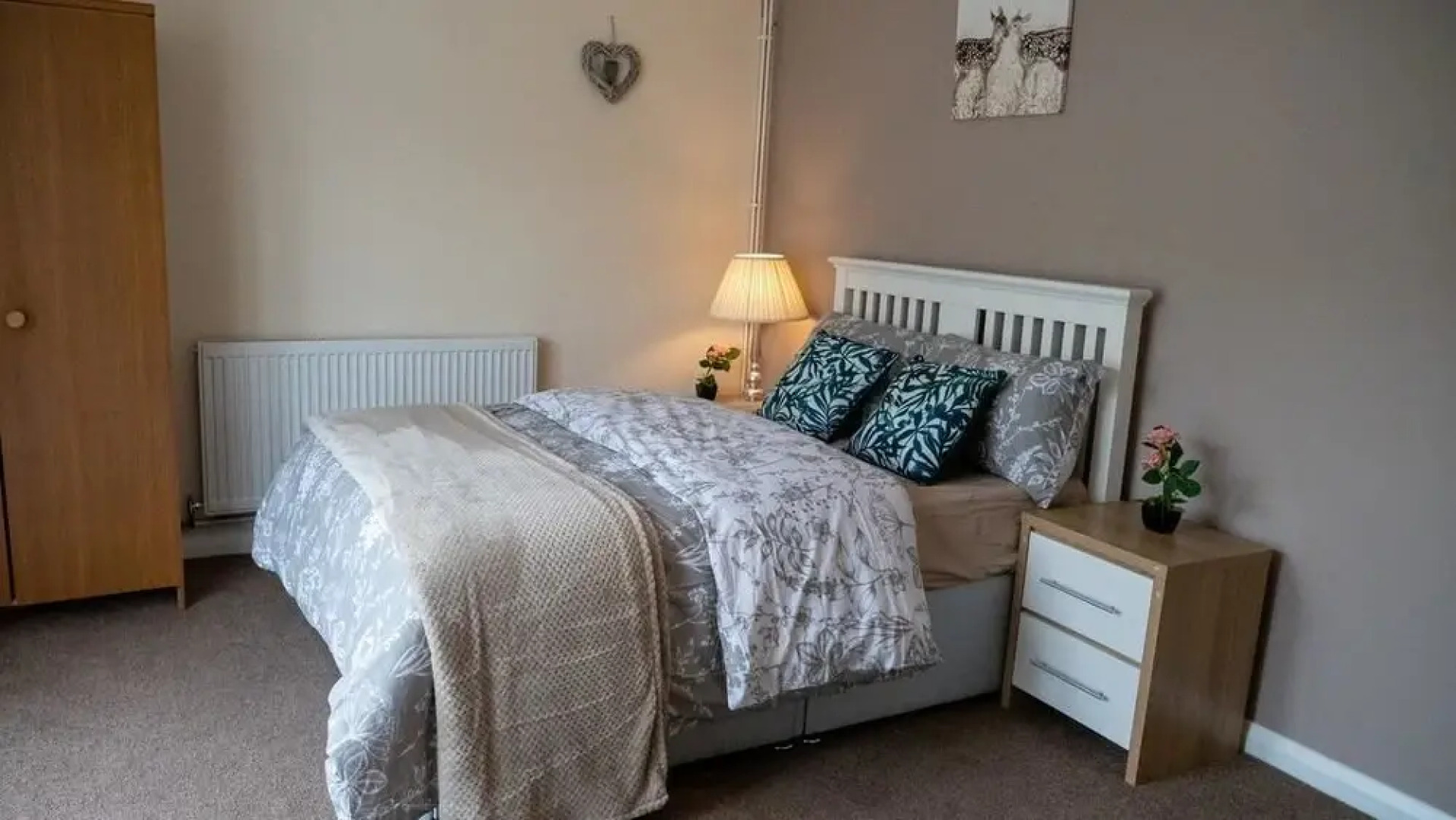 5 Bedroom Guesthouse in Quiet Cul-de-sac location.