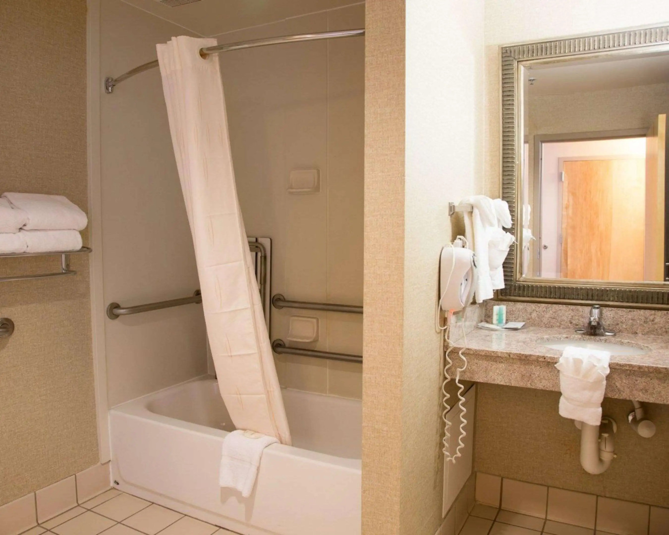 Comfort Suites Fultondale I-65 near I-22