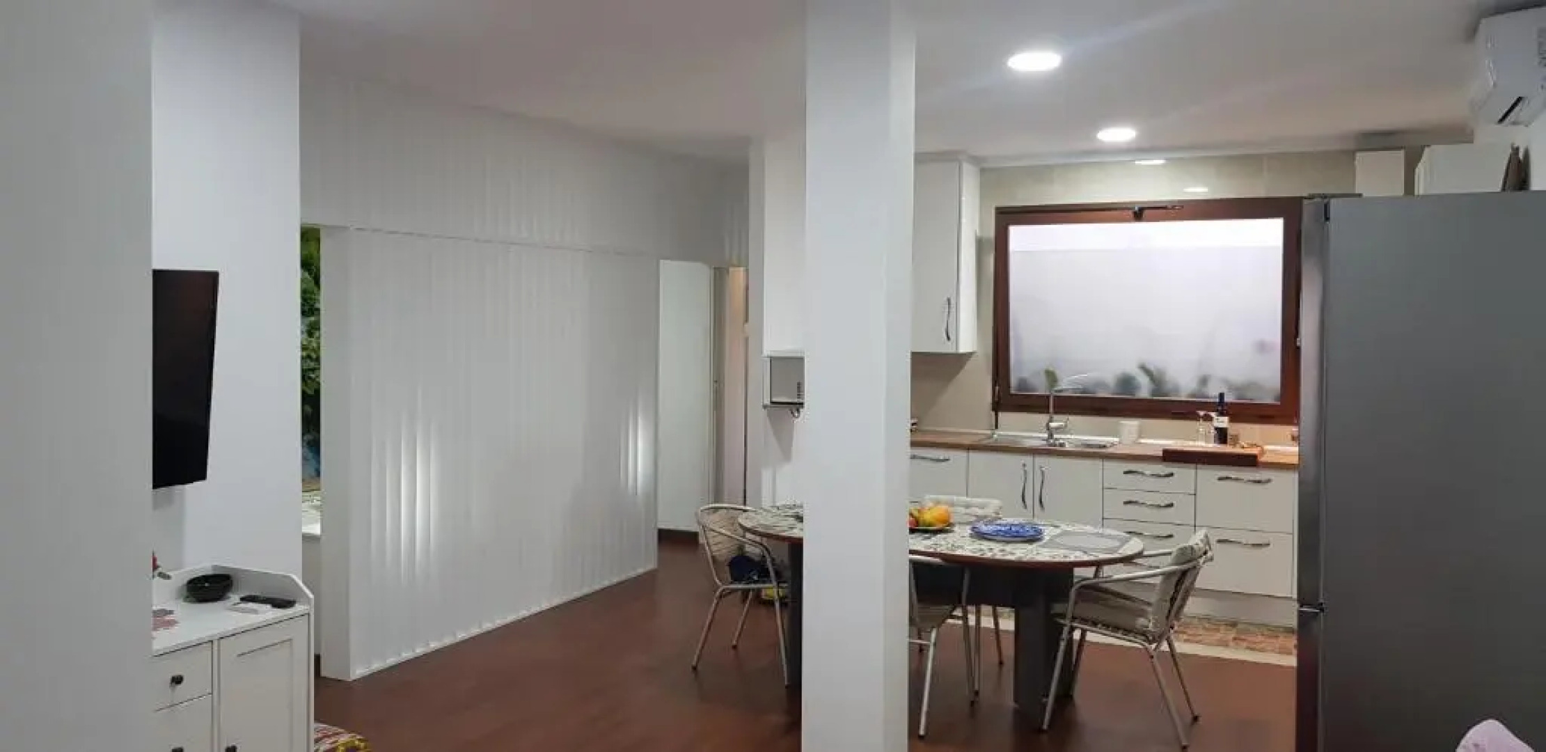 Valle, montañas y mar cristalino