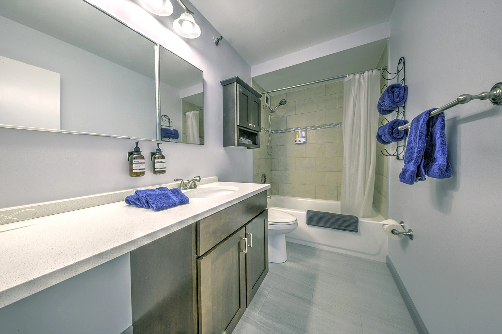 Outstanding Upgraded Luxury Apt!