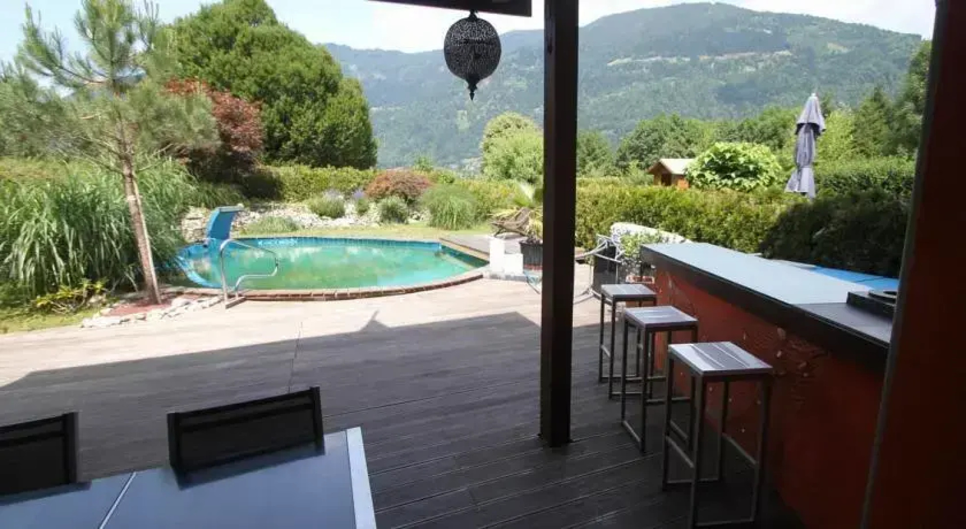 Haus mit Badeteich und Blick zum See