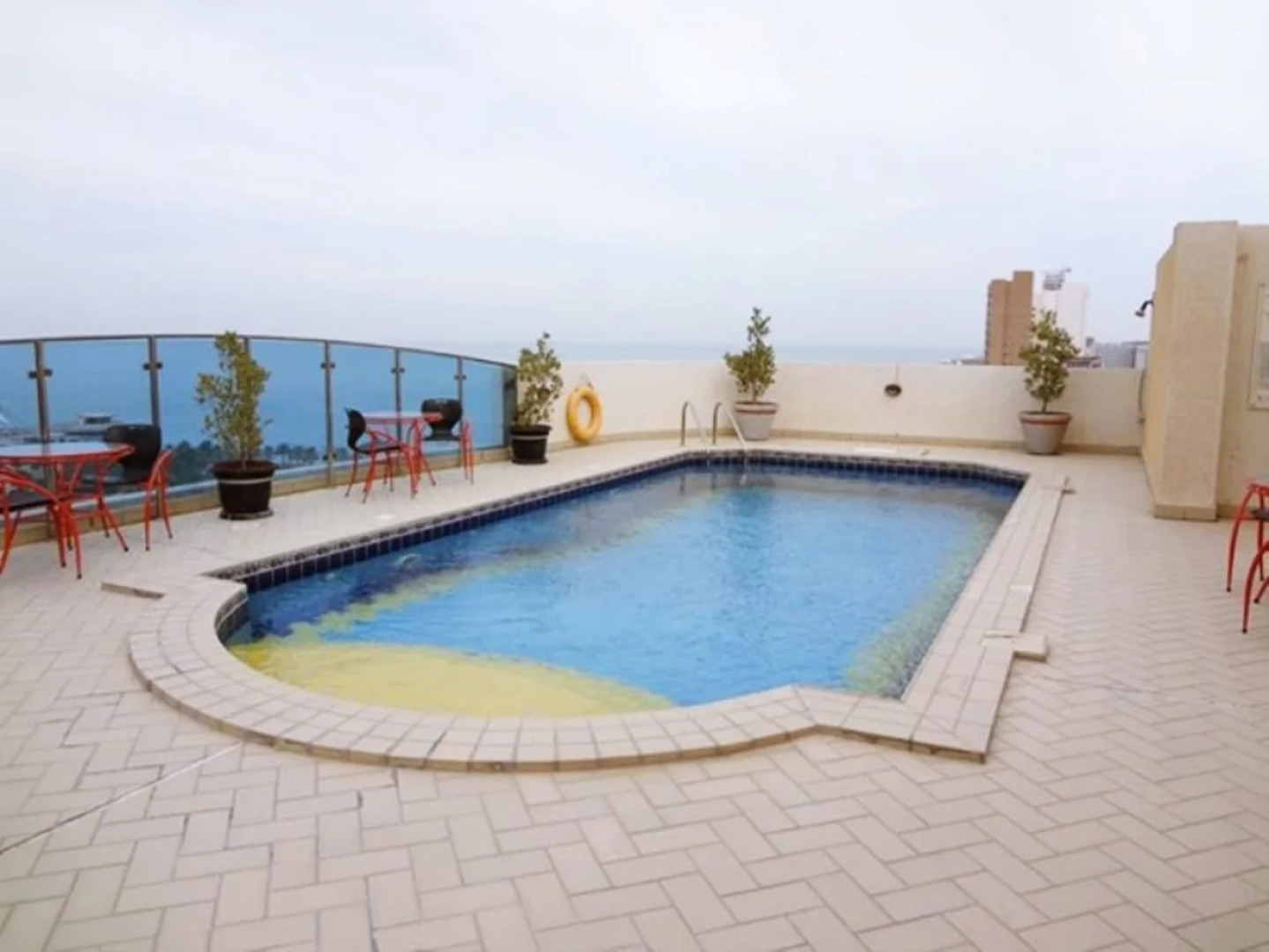 Corniche Hotel & Suites