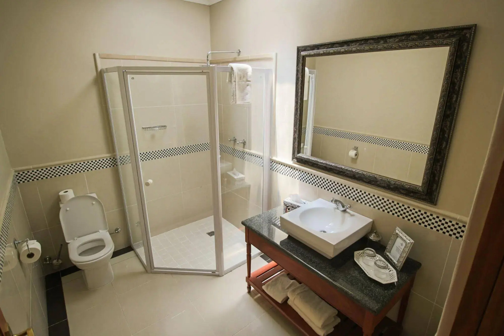 The Victorian 1906 Hotel