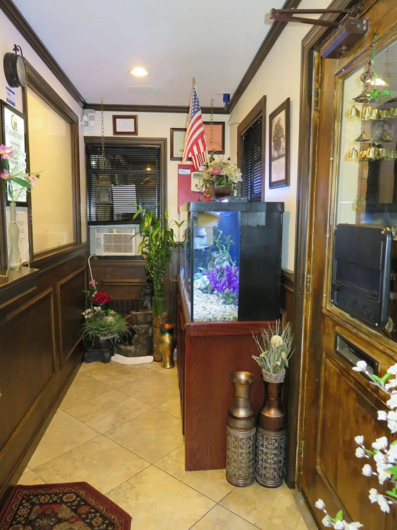 Central Motel Courtyard