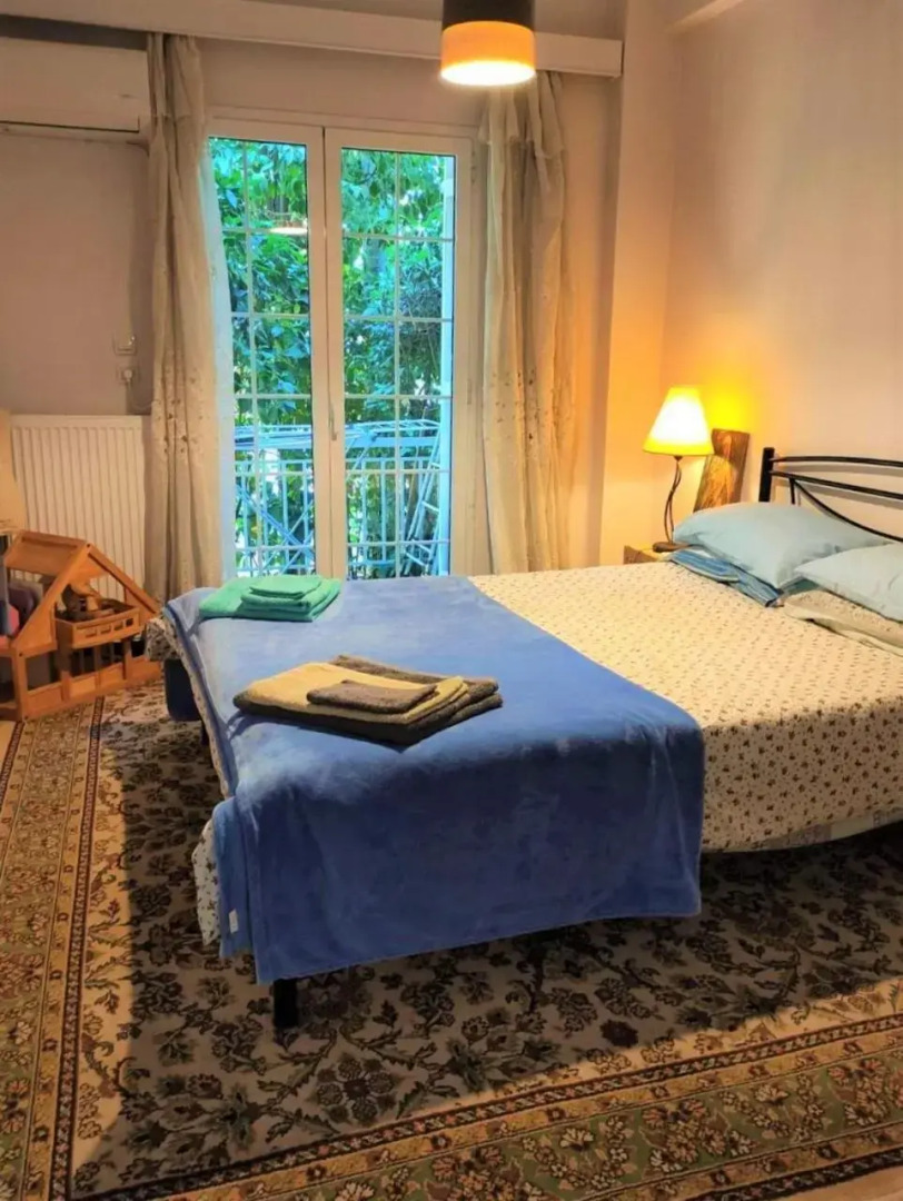 20' from the airport,20' from the center of Athens