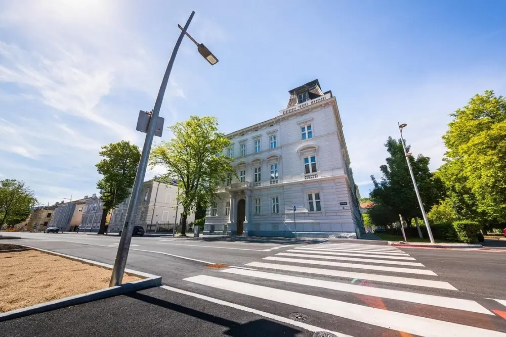 Deluxe Apartment With Parking and Office Next to the City Park