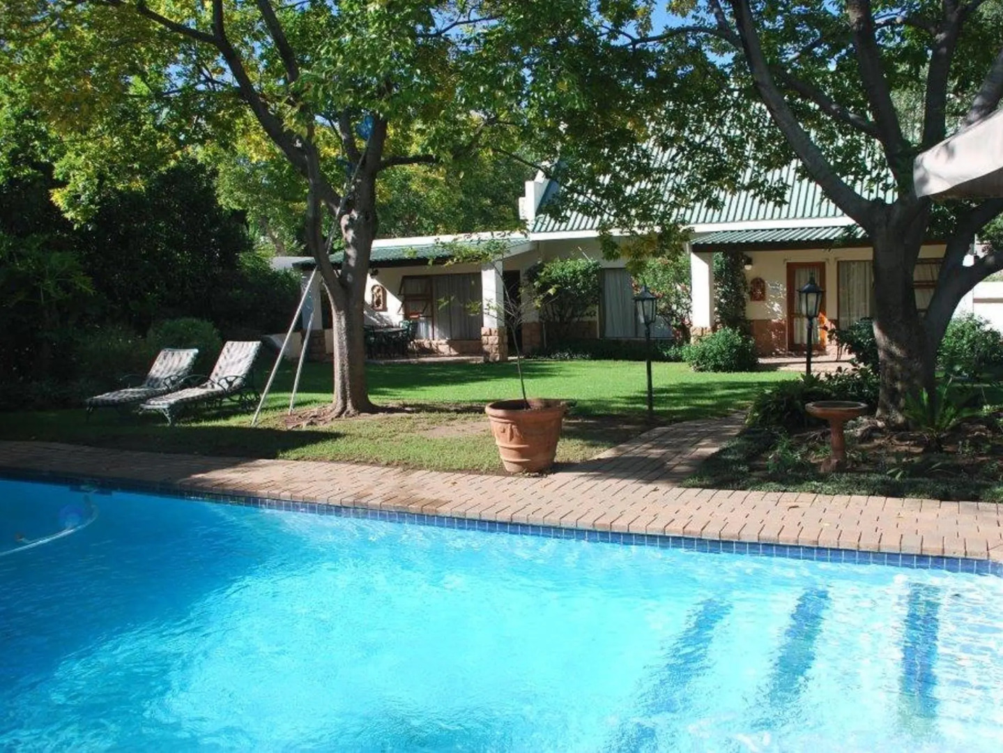 Sunninghill Guest Lodge