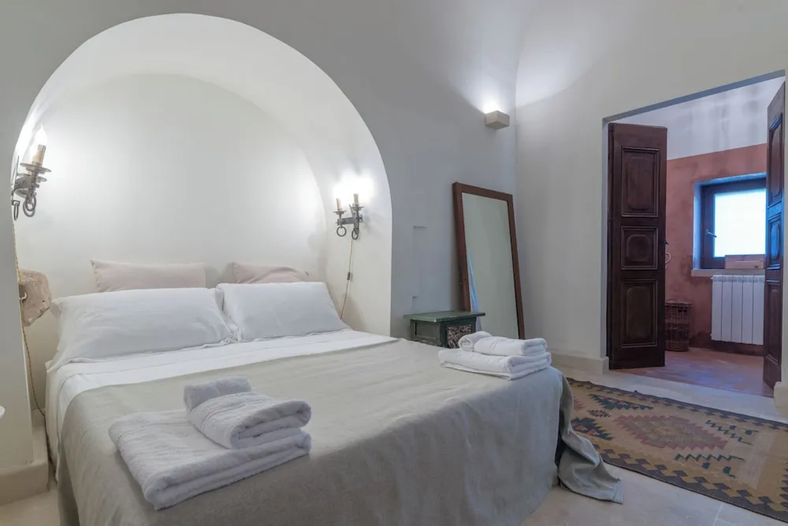 Elegant Farmhouse With Swimming Pool - Beahost