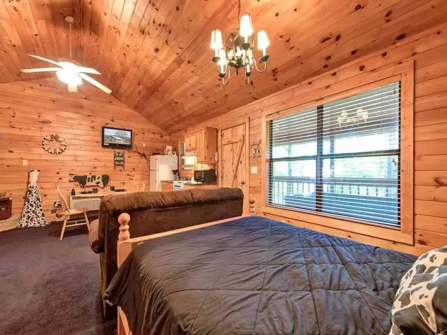 Country Getaway 1 Bedroom Home with Hot Tub