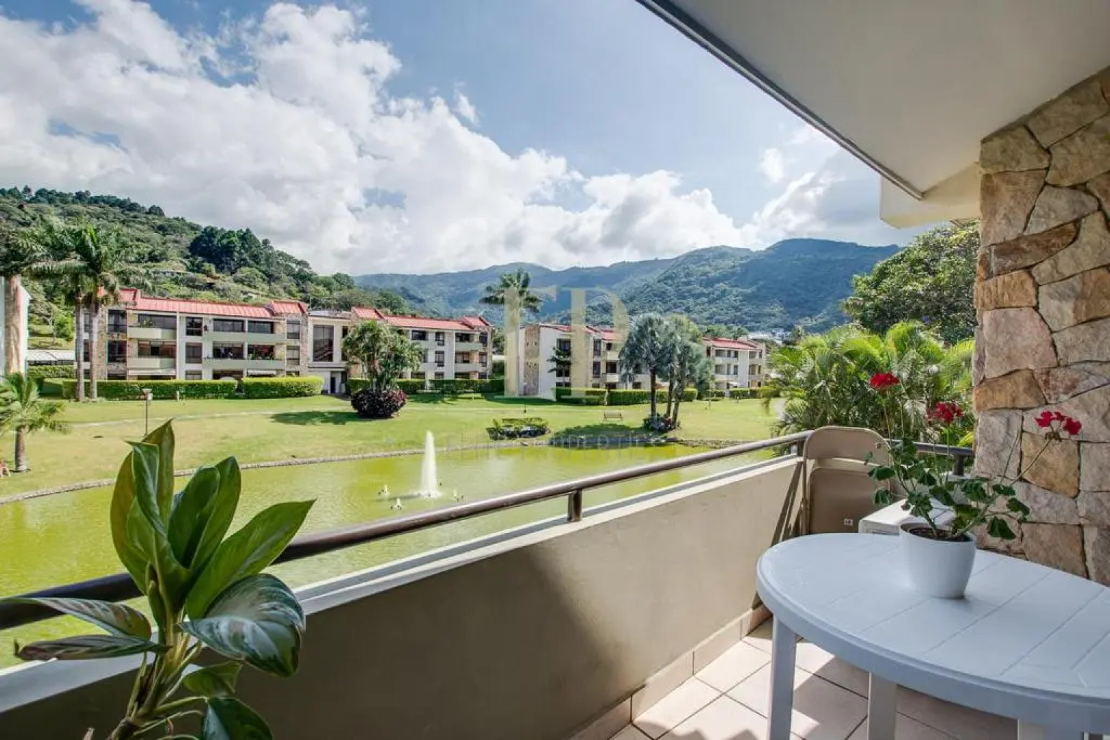 Modern PENTHOUSE w view, office space, pool, gym, tennis