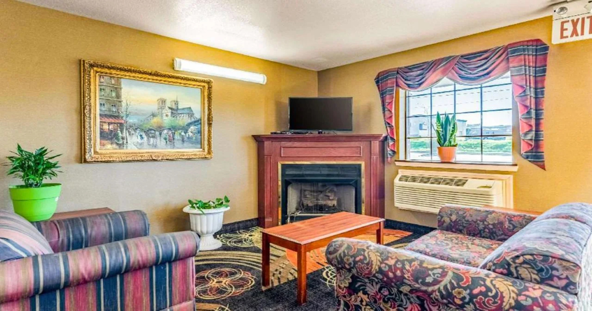 Econo Lodge Inn & Suites