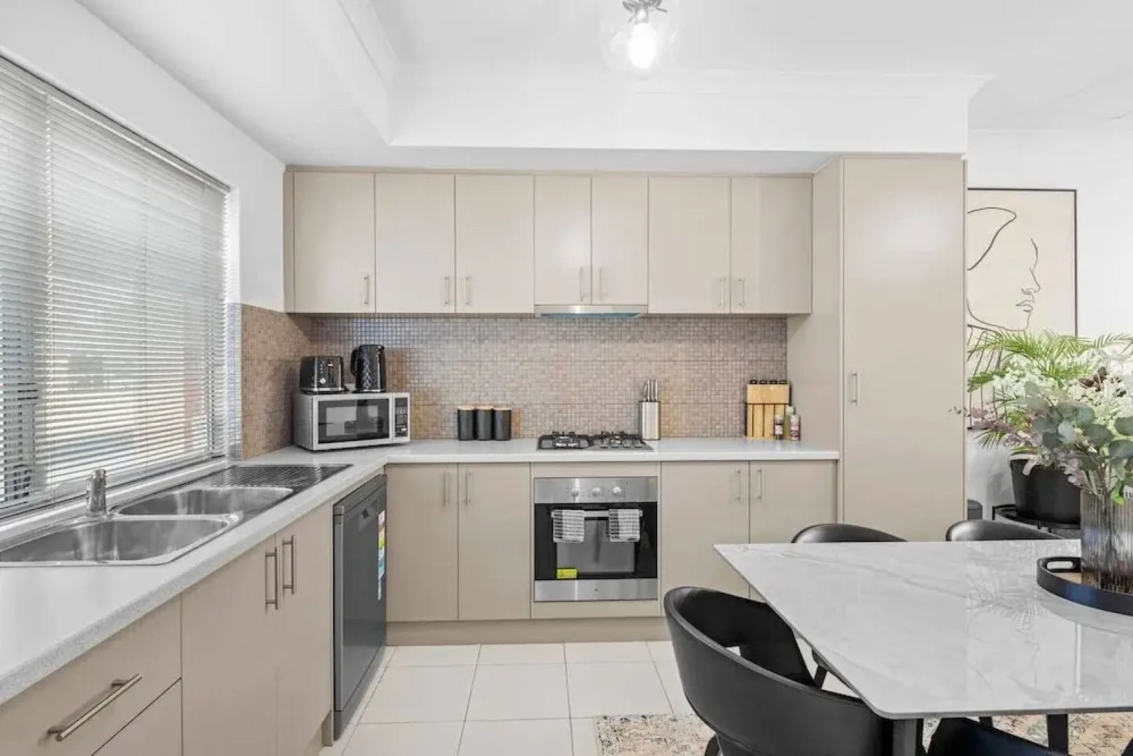 Best Location Armadale Sleeps 6