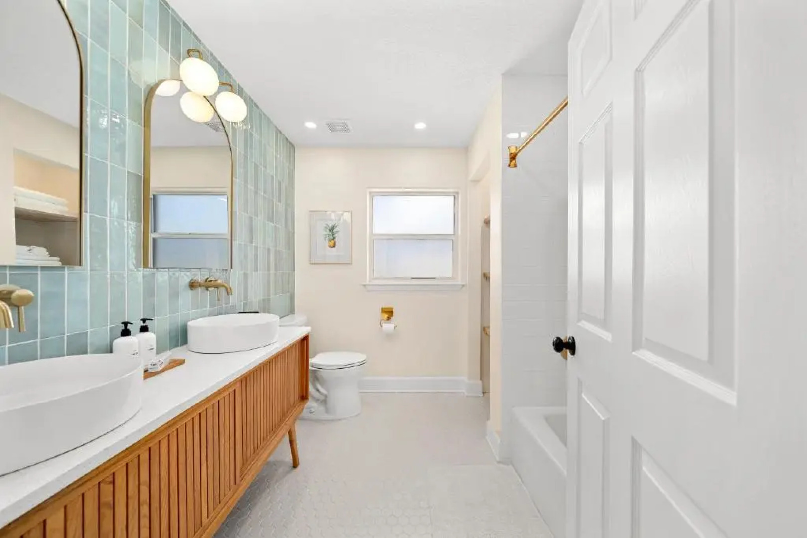 Luxury Villa 3 Blocks from the Beach with Hot Tub a Fire Pit and Outdoor Oasis