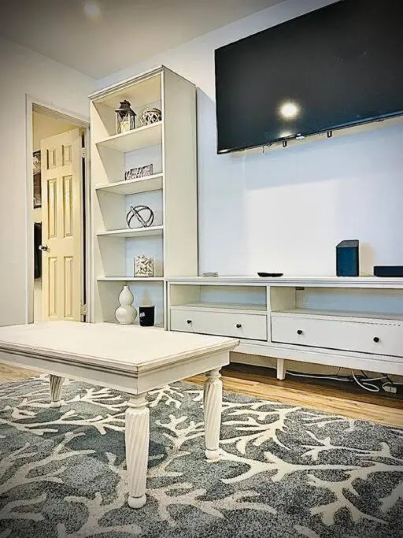 Secret Serenity! Roomy! Pool! 5 min from Beach!