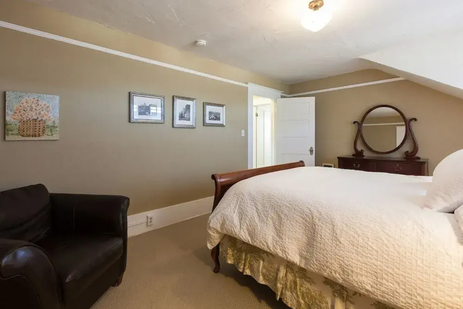 Cascade Chic 3 Bedroom Home by RedAwning