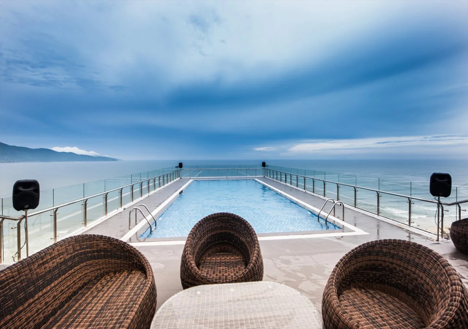Yarra Ocean Suites Danang