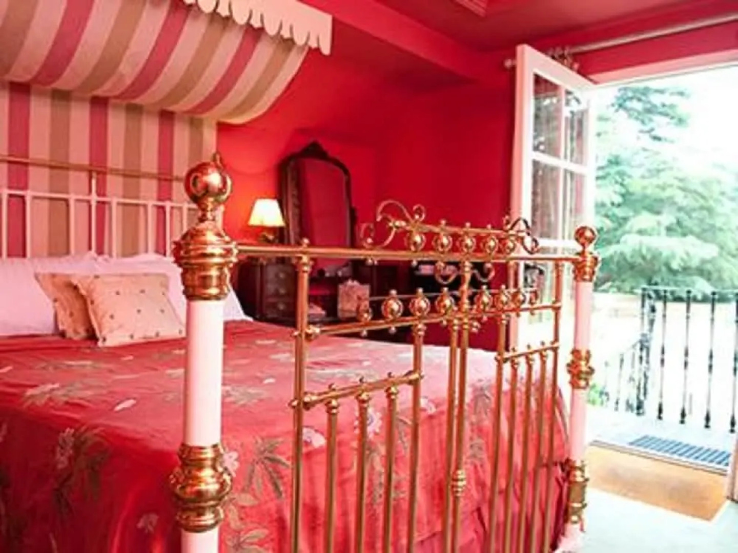 Ravenwood Hall Hotel